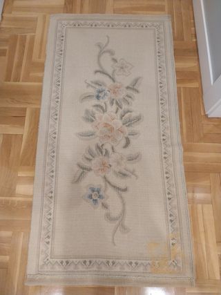 Juego de 2 alfombras de lana beige-rosa.
