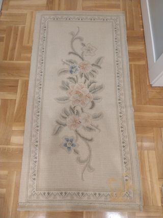 Juego de 2 alfombras de lana beige-rosa.