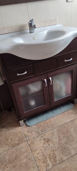 Mueble baño con lavabo y grifo