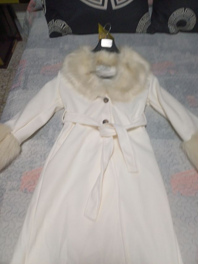 Abrigo blanco de invierno con cuello de piel