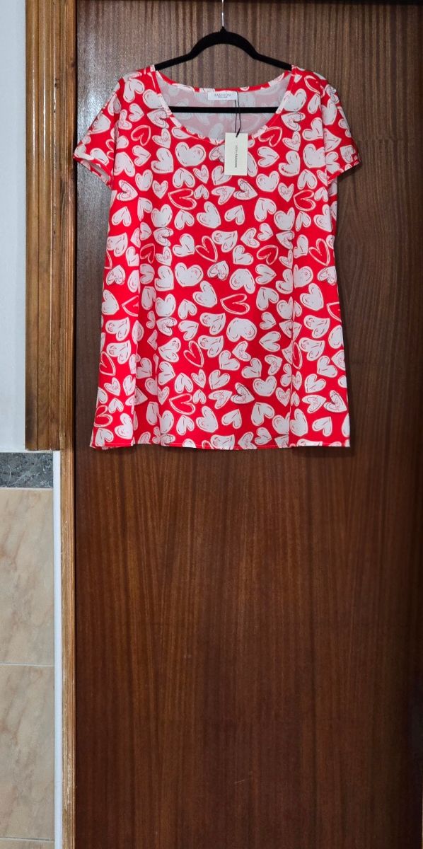 Blusa roja con estampado de corazones.