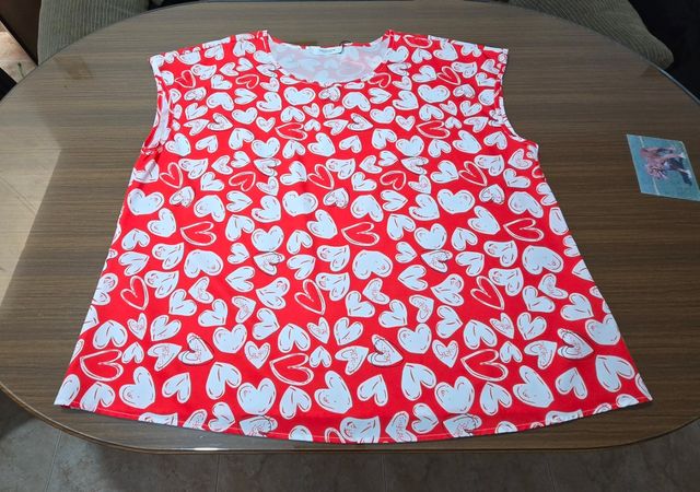 Blusa roja con estampado de corazones.
