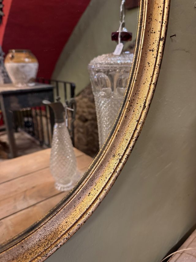Espejo de hierro dorado. antiguo. pan de oro