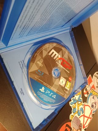 (Playstation 4) com un mando y un video juego 
