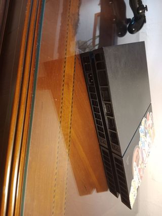 (Playstation 4) com un mando y un video juego 
