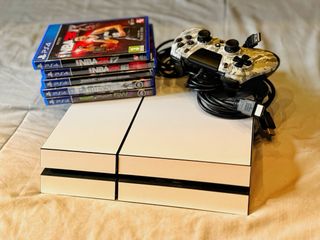 PS4 (PlayStation 4) Blanca + Mando + 5 Juegos