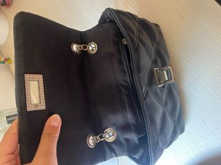 Bolso negro acolchado Bershka