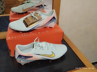 Botas Nike Fútbol - Blancas y Doradas