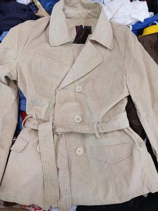 Cappotti in velluto a coste. Colori: rosso, beige, marrone, nero