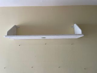 Repisas de madera de pino pintadas en blanco roto