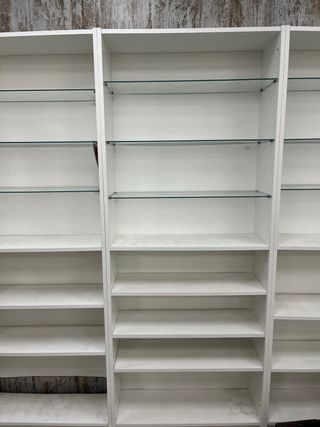 Estanterías blancas con baldas de cristal