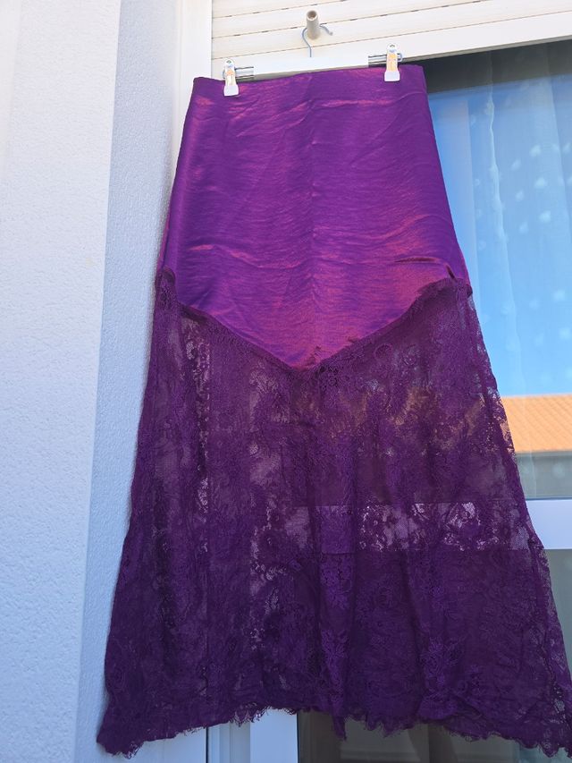 Falda midi morada encaje
