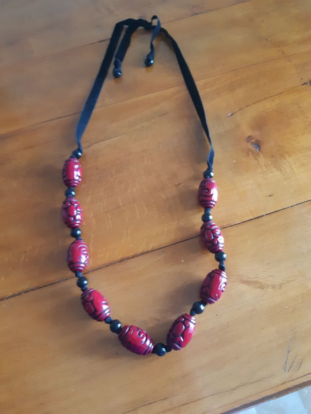 Collana rossa e nera