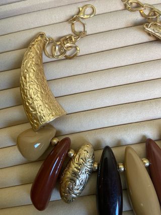 Collar dorado con piedras marrones