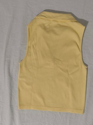 Top sin mangas amarillo 