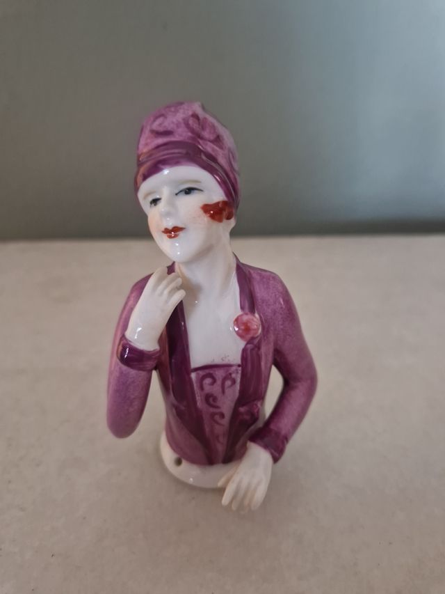 Muñeca antigua violeta