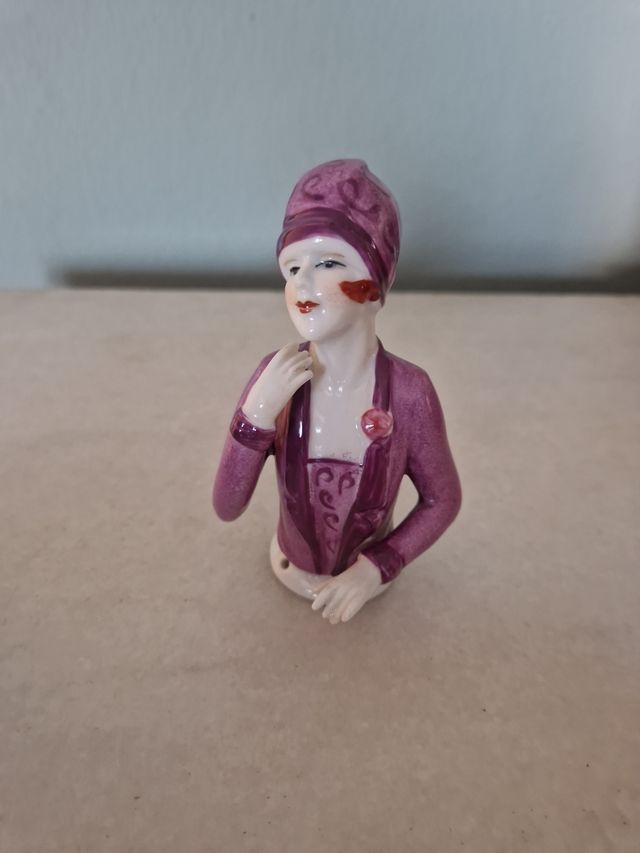 Muñeca antigua violeta