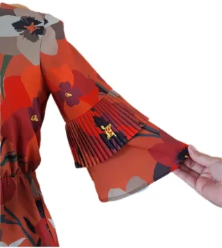 Vestido corto con mangas acampanadas