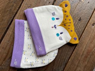 Lote ropa bebé niña - gorros, babero +manta Zara