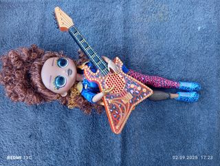 Muñeca LOL Glam Rock con guitarra