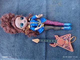 Muñeca LOL Glam Rock con guitarra