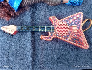 Muñeca LOL Glam Rock con guitarra