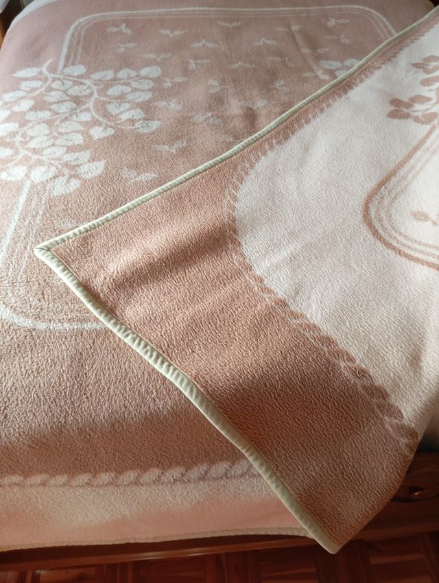 Manta cama 90 - Felpa beige y blanca.
1'68 x 2'18