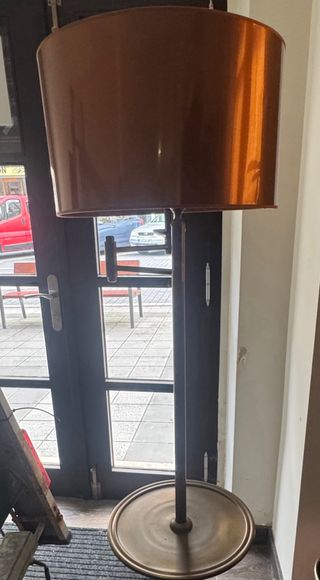 Lámpara de pie dorada