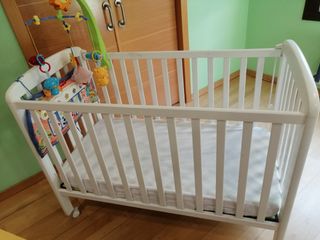 Cuna bebé blanca con móvil