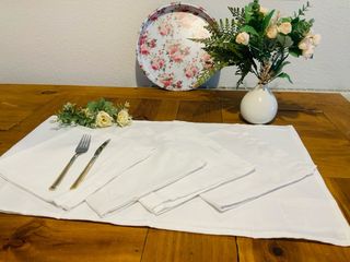 Set di 4 tovaglioli e runner da tavola bianco