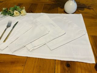 Set di 4 tovaglioli e runner da tavola bianco
