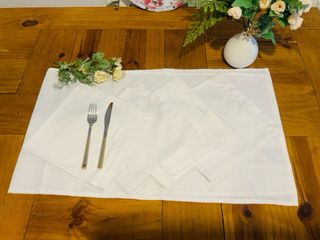 Set di 4 tovaglioli e runner da tavola bianco