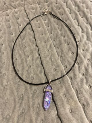Collar con dije morado