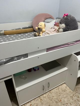 Cama blanca juvenil con escritorio