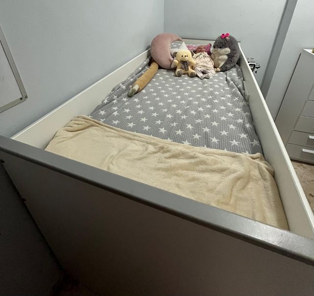 Cama blanca juvenil con escritorio