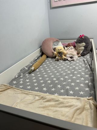 Cama blanca juvenil con escritorio