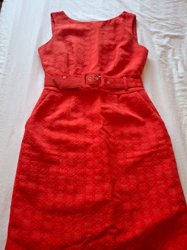 Vestido rojo elegante sin mangas