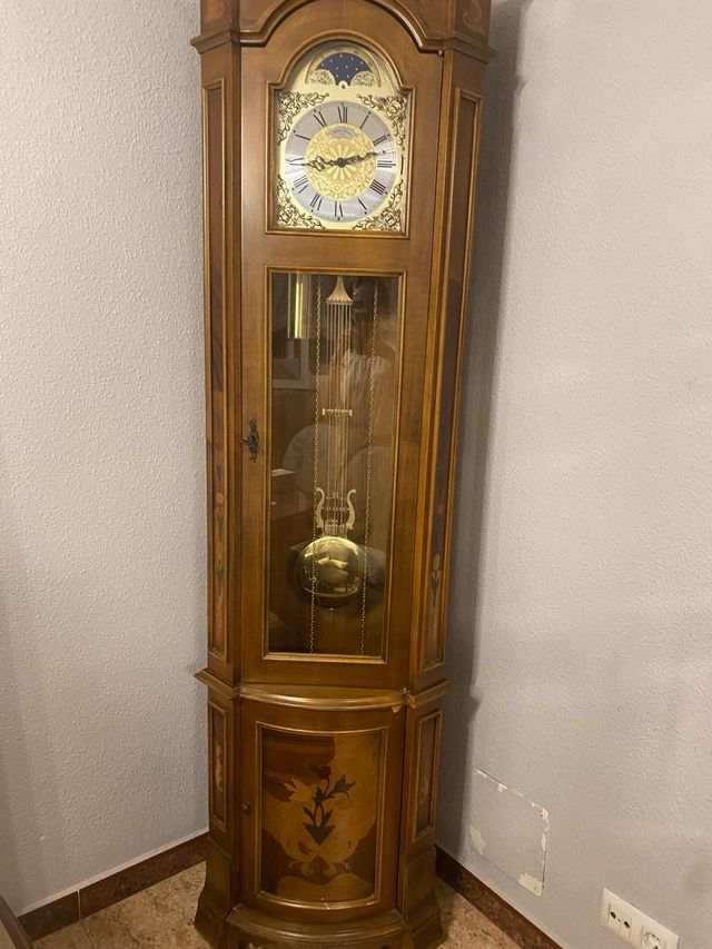 Reloj de pie antiguo de madera