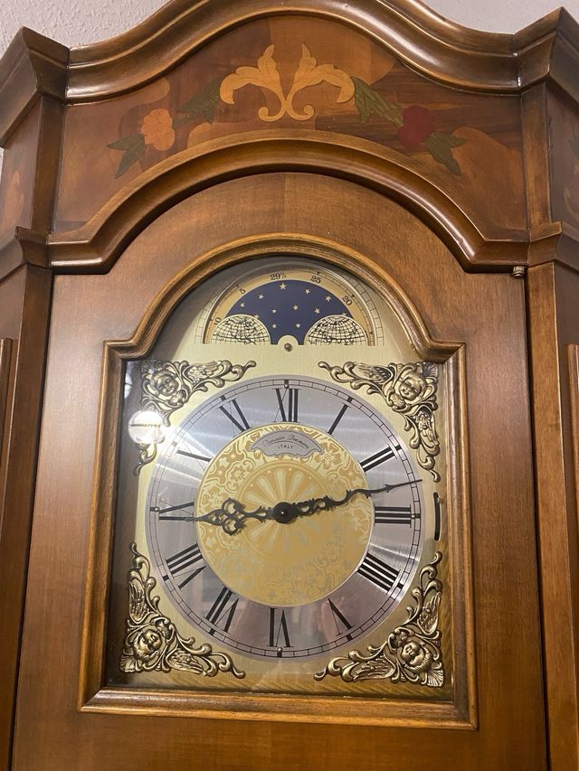 Reloj de pie antiguo de madera