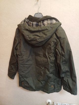 Abrigo niño verde oliva, talla 8 . Tipo Barbour . 