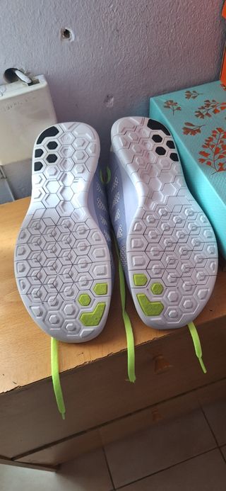 Zapatillas Nike grises y amarillas