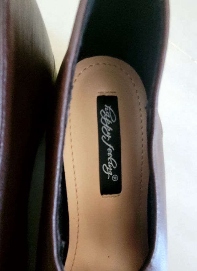 ZAPATOS PLANOS MARRONES HAPPY FEELING.