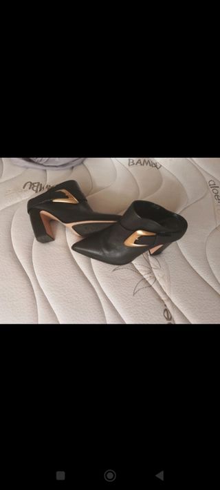 Tacones Vince Camuto negros, talla 37