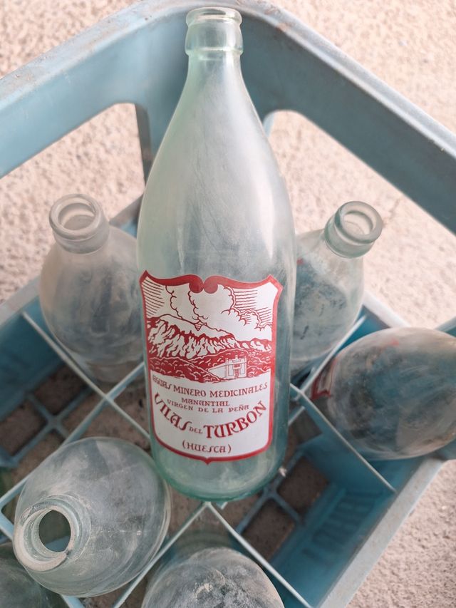 Caja con botellas Vilas del Turbon