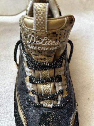 Zapatillas Skechers D'lites negras y doradas