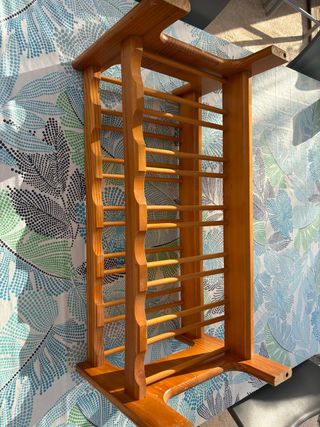 Botellero de madera marrón