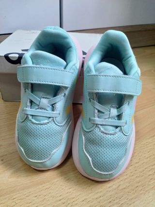 Zapatillas Adidas t 26 y jersey minnie Lote