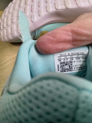 Zapatillas Adidas t 26 y jersey minnie Lote