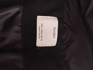 Cazadora acolchada Bershka negra y amarilla