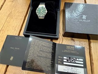 Reloj Hublot Classic MDM GMT Verde en acero y oro.